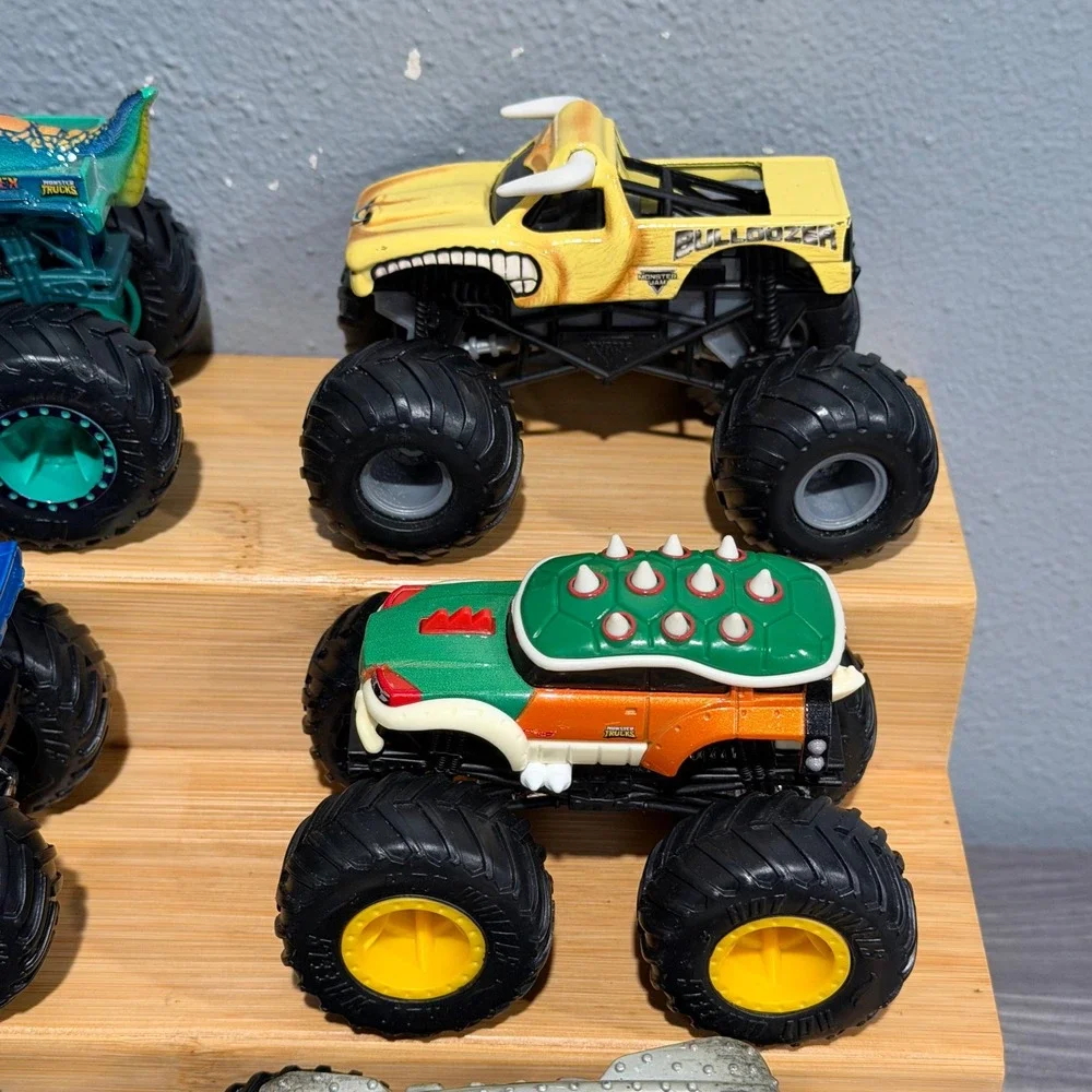 Hot Wheels Monster Jam Truck Lot 17 Grave Digger Bigfoot Megalodon Max-D 1:64